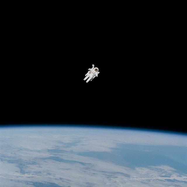 astronaut-1209364.jpg