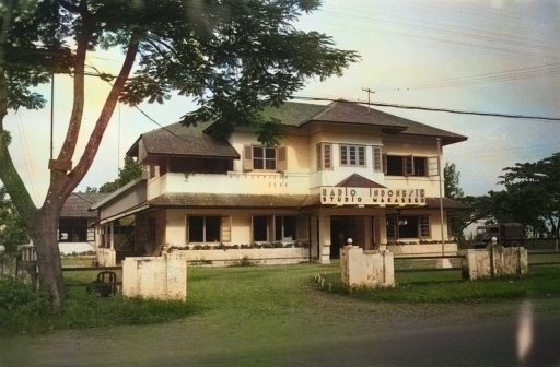 RRI Studio Makassar, 1947. Nationaal Archief. Colorized..jpg
