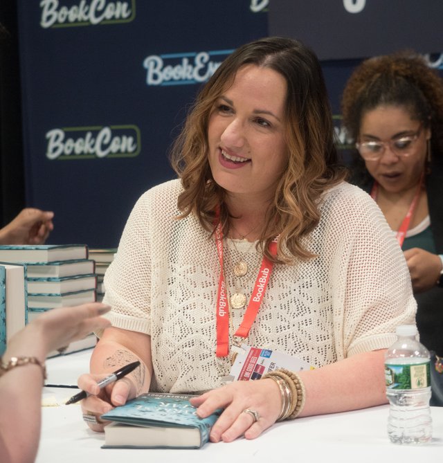 Jennifer_Armentrout_at_BookCon_(16059).jpg