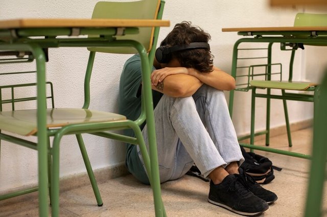 sad-teenager-school-full-shot_23-2149583173.jpg