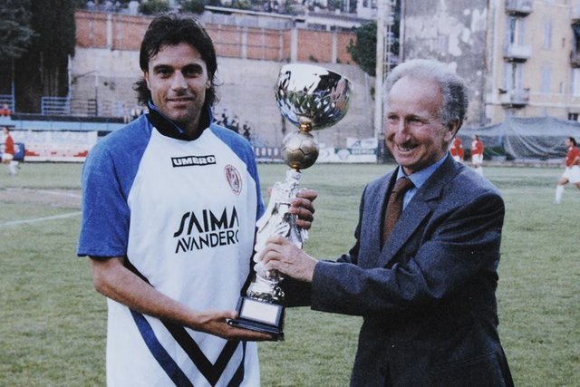 Imperia_Calcio_1998-99_-_Promozione_in_Serie_C2_-_Giuntoli_premiato_da_Ranzini.jpg
