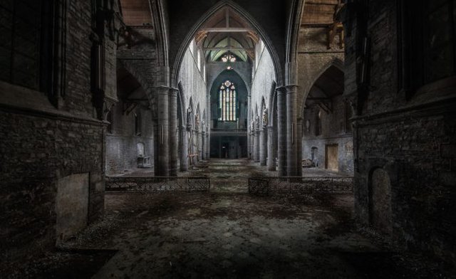 Abandoned_Church_19-58e4da5ea525e__880-670x410.jpg