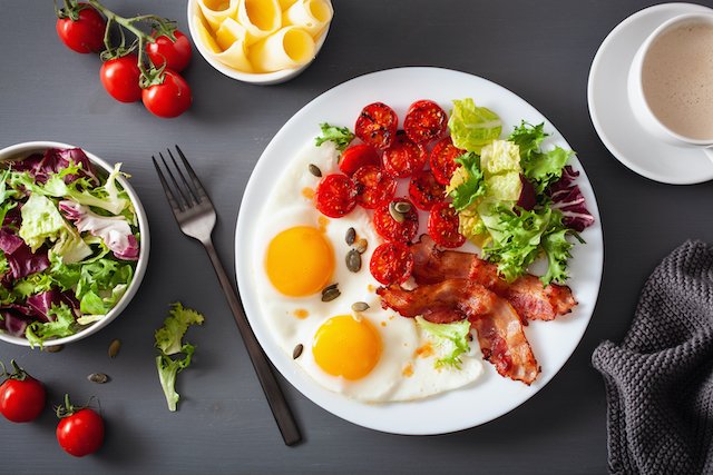 healthy-keto-diet-breakfast-egg-tomatoes-salad-lea-KMD6FJ4.jpg