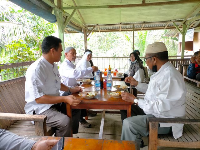 warung mie arang saat menikmatinya.jpeg