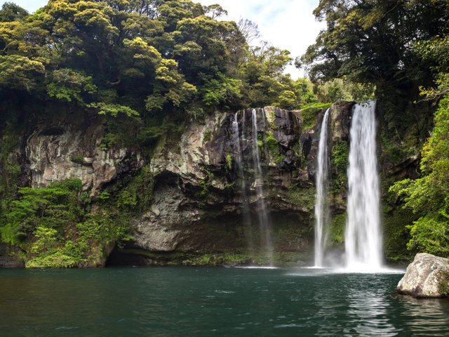 Cheonjiyeon-Waterfall-GettyImages-539081556.jpg