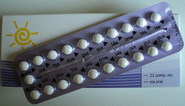 800px-Combined_oral_contraceptive_pill_(3).JPG