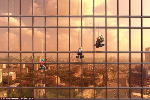 47AED16800000578-5226729-Window_cleaners_get_to_work_on_the_Dawn_on_Mercury_Tower_in_Mosc-a-248_1514841065399.jpg