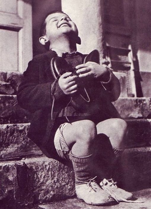Un niño recibe un par de zapatos nuevos en un orfanato en Austria 1946.jpg