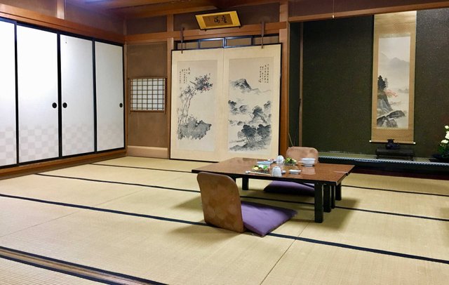 salle-restaurant-ryokan-takayama-2.jpg