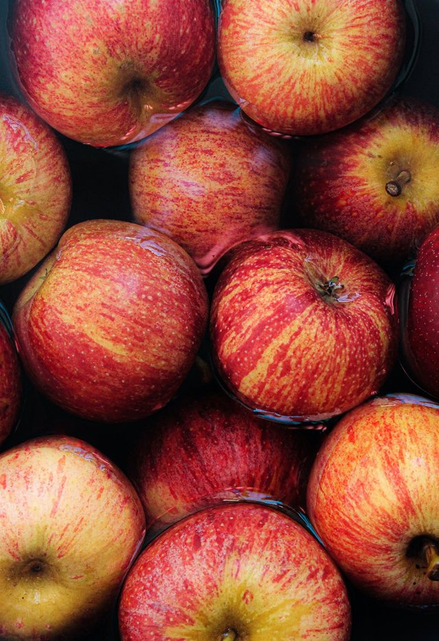 free-photo-of-apples-in-lying-in-water.jpeg