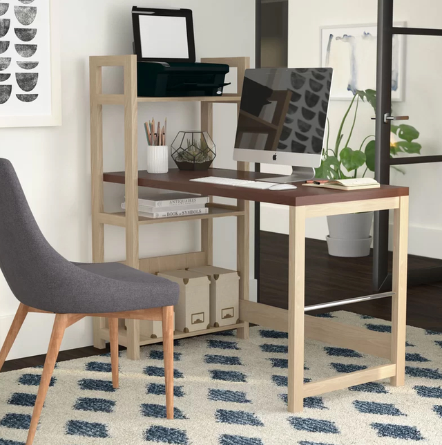 Bàn làm việc liền giá sách đem lại sự tiện lợi trong lưu trữ tài liệu