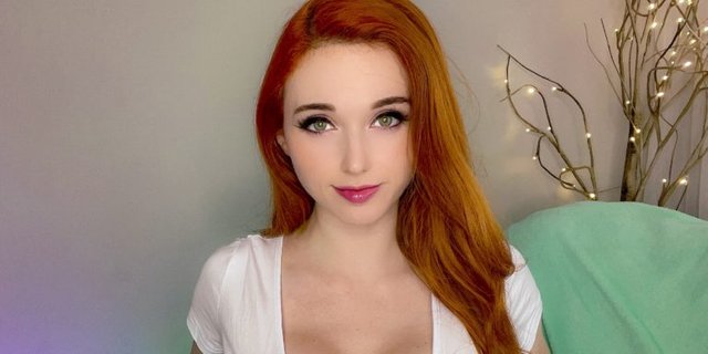 Image from https://cdn1.dotesports.com/wp-content/uploads/2021/10/08161845/amouranth-Cropped-768x384.jpg