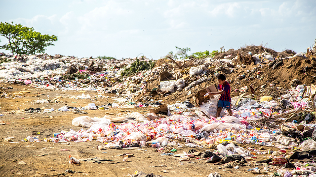 CleanPlanet Kid picking up rubbish.png