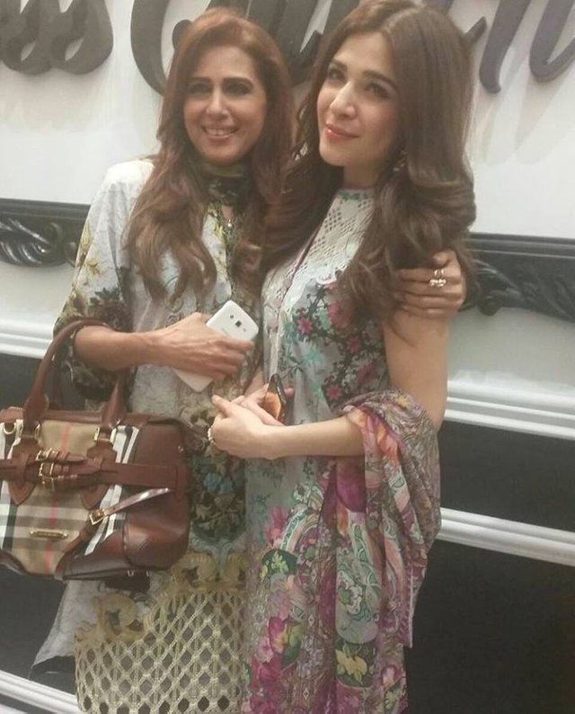 seemi pasha with ayesha omer