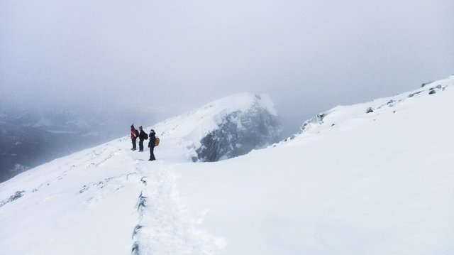   Kasprowy Wierch is the crossroad of four ridgelines. Photo by Alis Monte [CC BY-SA 4.0], via Connecting the Dots