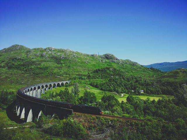   Though you might need to wait for a while, the whole experience of magical Jacobite train will pass by pretty fast. Photo by Alis Monte [CC BY-SA 4.0], via Connecting the Dots