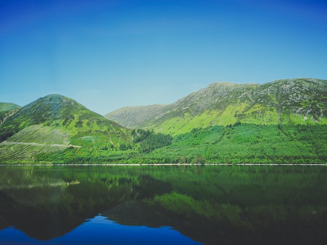   Can you tell if this is Loch Ness or any other lake in Highland of Scotland? I bet nobody can tell the difference. Photo by Alis Monte [CC BY-SA 4.0], via Connecting the Dots