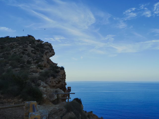   The last viewpoint before the Grande Finale of the hike is named after mining engineer and geologist, Alfonso Yebenes Simon, who’s scientific work and publications were very important understanding the stone formations of Serra Gelada. Photo by Alis Monte [CC BY-SA 4.0], via Connecting the Dots