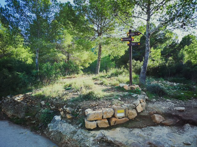   Crossroad at the entrance to Parc Natural de la Serra Gelada. Photo by Alis Monte [CC BY-SA 4.0], via Connecting the Dots