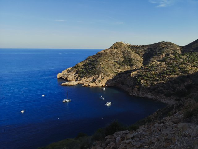   The road goes deep into Serra Gelada, around La Mina Cove. Photo by Alis Monte [CC BY-SA 4.0], via Connecting the Dots