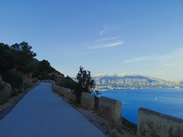   Camino del Faro is a linear walk, but, at least, it is a pleasant walk in a park. Photo by Alis Monte [CC BY-SA 4.0], via Connecting the Dots