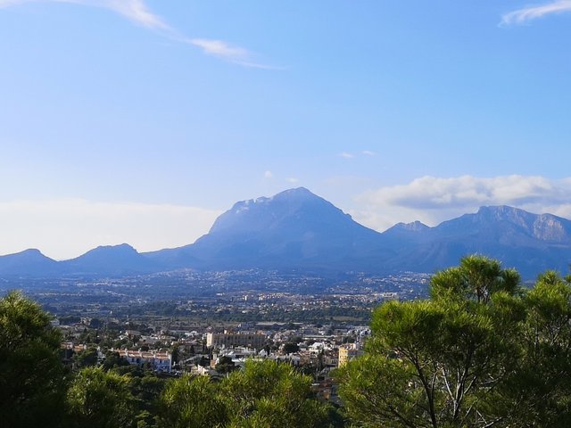 Roland’s Cut in Puig Campana. Photo by Alis Monte [CC BY-SA 4.0], via ctdots.eu