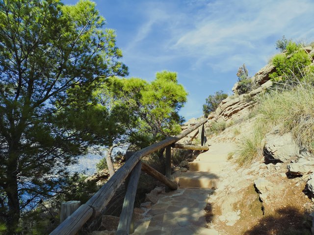   Be sure not to miss the road on the left to the tunnel, where hides the second viewpoint of the route. Photo by Alis Monte [CC BY-SA 4.0], via Connecting the Dots