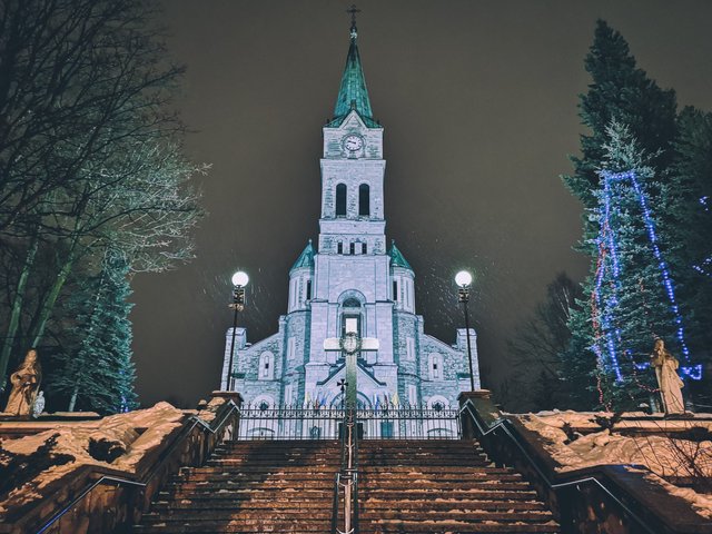   Sanktuarium Najświętszej Rodziny church in Zakopane. Photo by Alis Monte [CC BY-SA 4.0], via Connecting the Dots