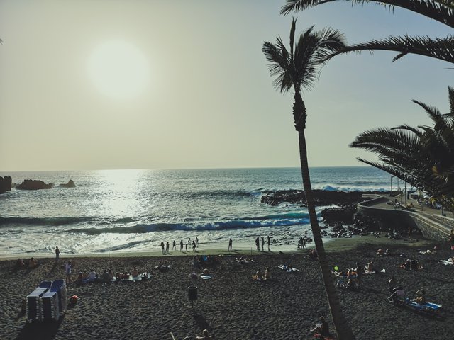   Most of the beaches in Tenerife has its sand colored black by Teide volcano. Photo by Alis Monte [CC BY-SA 4.0], via Connecting the Dots