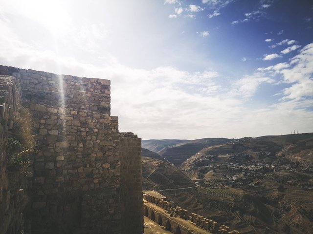   Even if you don’t have time to visit the Castle, driving by might be very rewarding as the best views of it could be taken only from afar. Photo by Alis Monte [CC BY-SA 4.0], via Connecting the Dots