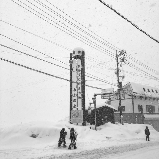 https://d1vof77qrk4l5q.cloudfront.net/img/jt7577-snowing-2-myoko-japan-niaqcnxm-1548307411191.jpg