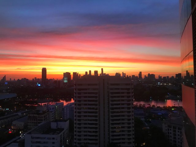 https://d1vof77qrk4l5q.cloudfront.net/img/nomadicsoul-sunset-in-bangkok-mlfutger-1546364706268.jpg