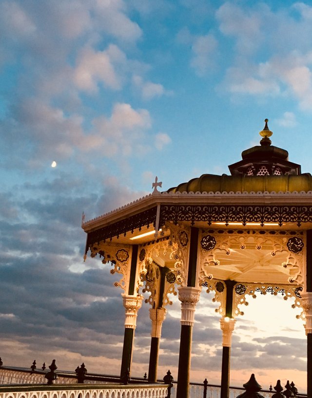 https://d1vof77qrk4l5q.cloudfront.net/img/vixpics-sunset-on-brighton-beach-u91jvqar-1548059825882.jpg