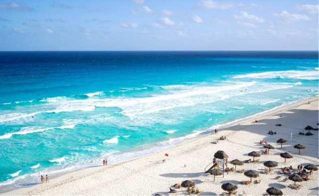Toma el sol en Playa Delfines, Cancun