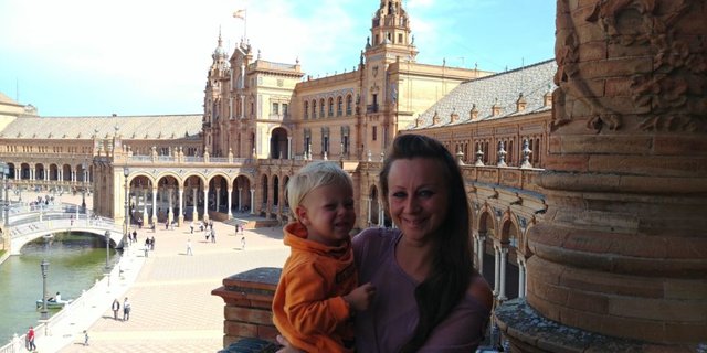 Frau und Kind am Plaza de Espana 