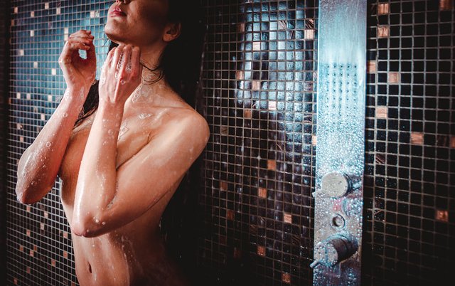 Beautiful woman taking shower in her bathroom de Cristian Negroni no 500px.com