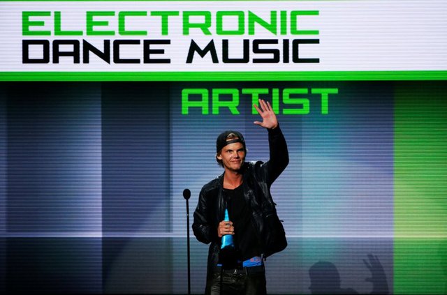 Avicii recibe el premio a mejor artista de música electrónica durante la entrega de los 41 American Music Awards en Los Angeles, California, el 24 de noviembre de 2013.