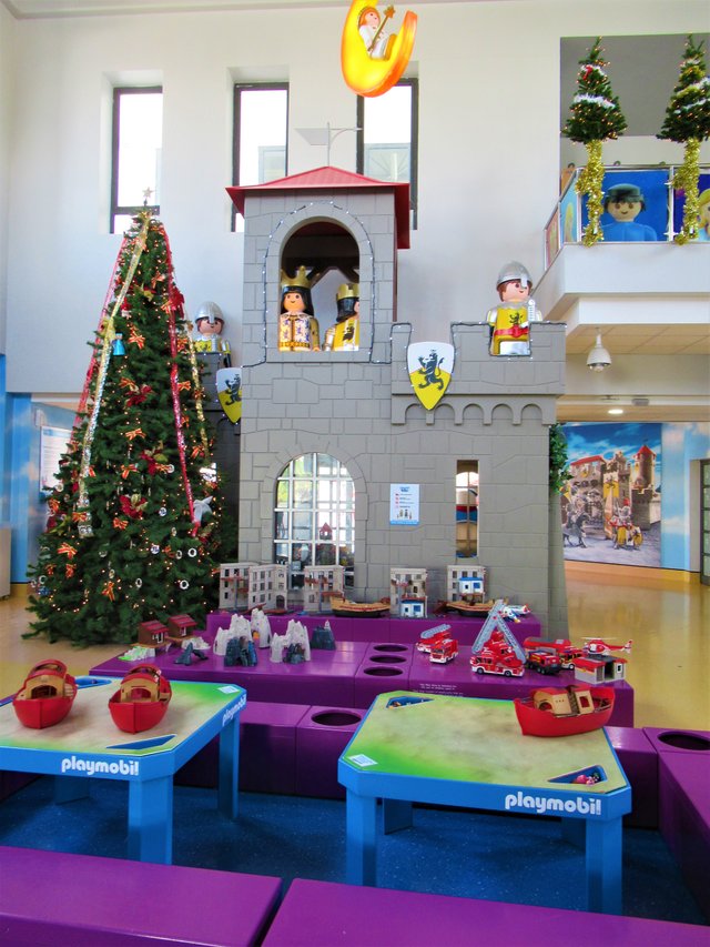 Playmobil funpark christmas tree.jpg