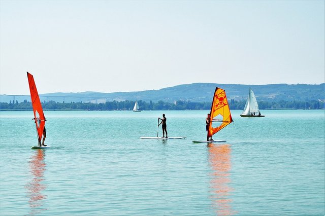 windsurfing1586675_960_720.jpg