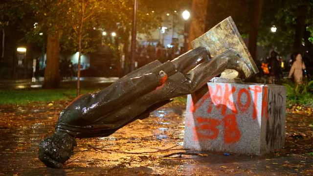 https://kstp.com/national/protesters-knock-down-roosevelt-lincoln-statues-in-portland-oregon/5892338/