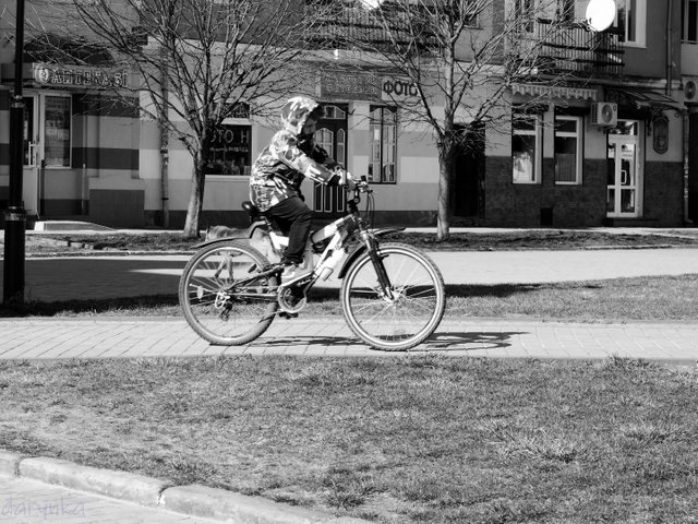 дитина на велосипеді чб.jpg