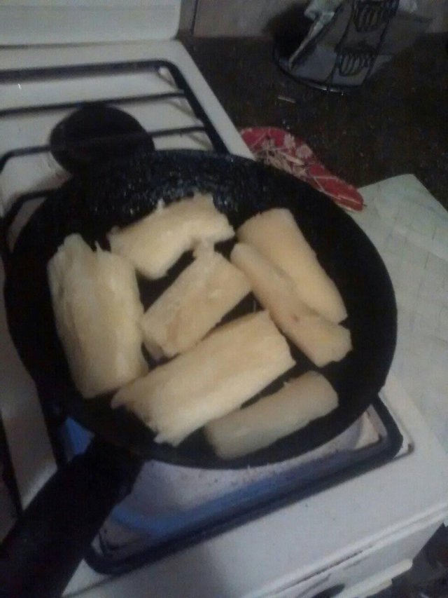 Fritando yuca en la cena.jpg