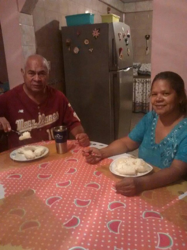 mi esposa y yo cenando con yuca, queso y mantequilla.jpg