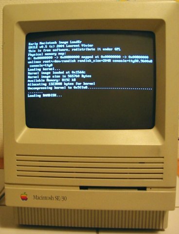 EMILE_booting_Linux_on_a_Macintosh_SE30.jpg