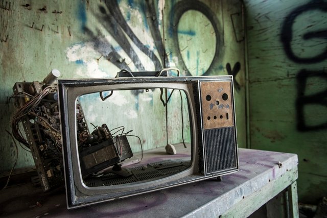 television_tv_broken_urban_decay_old162442.jpg