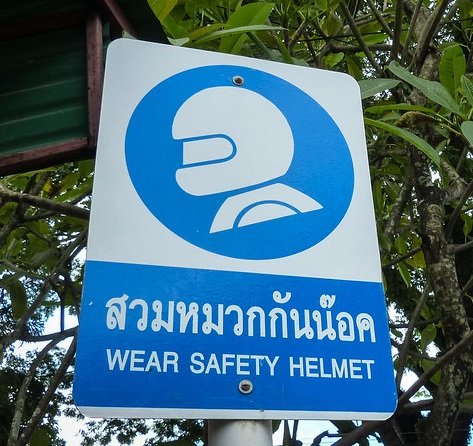 Thailand_wear_motorbike_helmetsL.jpg