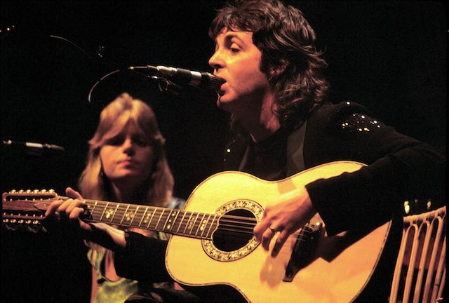 Paul_McCartney_with_Linda_McCartney__Wings__1976.jpg