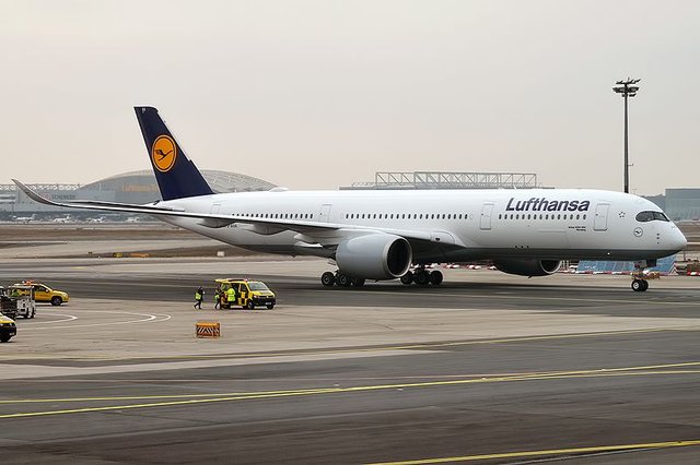 Lufthansa,_DAIXA,_Airbus_A350941_32245251113.jpg