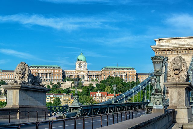 hungary_budapest_national_gallery_two_lions_reduced1.jpg