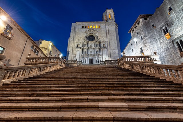 spain_girona_cathedral_looking_up_blue_hour_reduced1.jpg